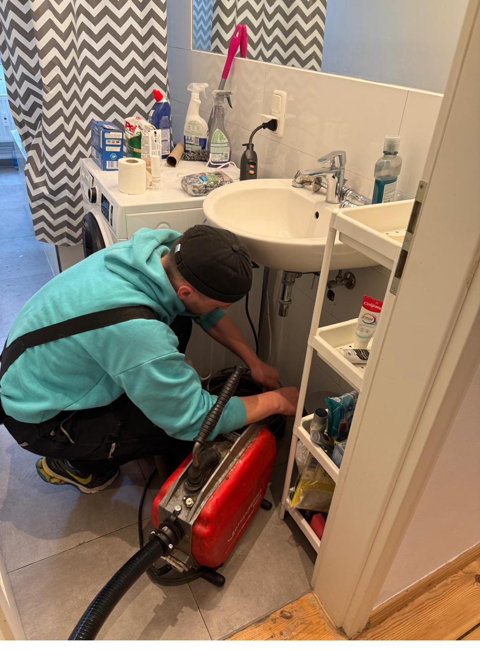 Techniker beim Wasserrohr-Einsatz